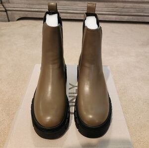 Only chunky boot with cleated sole in olive Size 7